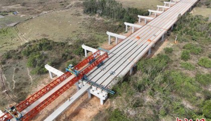 海南首条双向八车道高速公路开年加快施工
