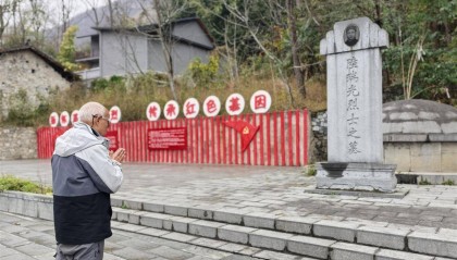 香港七旬老人重走长征路即将抵达终点，已走了246天约6000公里，朋友：看到各地的发展，他感觉震撼和自豪