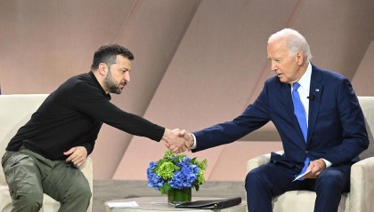 俄军一指挥部被摧毁！拜登宣布，近25亿美元！泽连斯基解除两州州长职务