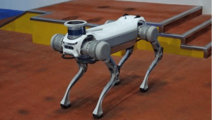 轮到美国人抗议了！国产机械狗已经不简单了，没想到机器狼群更勇猛！