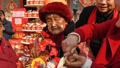 新年第一天四川一老人迎来124岁生日：六世同堂，最爱吃猪油拌饭