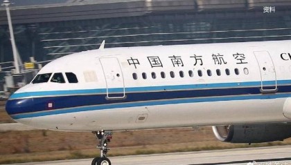 知情人：南航一机长伤4人后跳楼身亡