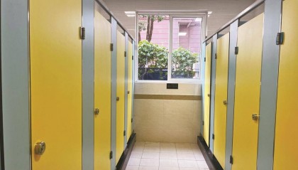 小学生不爱在学校上厕所 家长、学校如何引导？