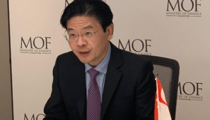 首次访华，行程细节曝光，直言“永远别赌中国输”，释放重磅信号