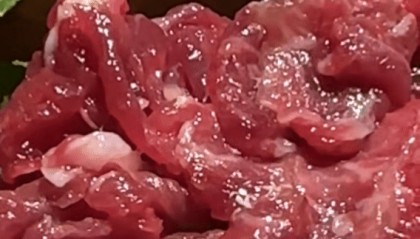 “女子用餐称生牛肉上爬蛆虫”最新进展：涉事火锅门店被立案调查责令整改