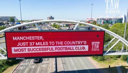 利物浦球迷打广告嘲讽曼联：曼彻斯特距英格兰最成功球队仅37英里