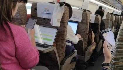 小心！高铁车厢的电源插座，真的有点儿伤手机