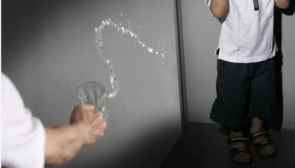 新加坡一母亲怀疑孩子偷钱，用开水泼他们，被判缓刑监视18个月