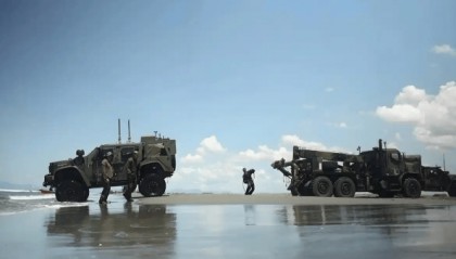 中美航母2V2，高强度对峙7天，华盛顿号率先开溜，匆匆返回母港