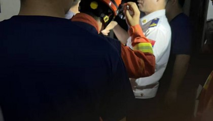 永州一小区发生电梯故障致多人被困，一名49岁女子跳出轿厢时坠亡，家属质疑物业保安打开轿厢违规操作