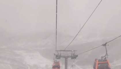 零下十几度，游客被困缆车！河北一地文旅部门回应：滑雪场给予补偿