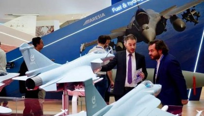 风头盖过歼20！歼10带着新战术亮相航展，美军未来几年都学不会