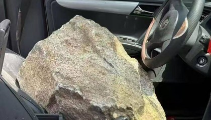 洛阳一家四口自驾遇落石家属索赔超百万遭网暴，律师：能否获赔关键在于这几点