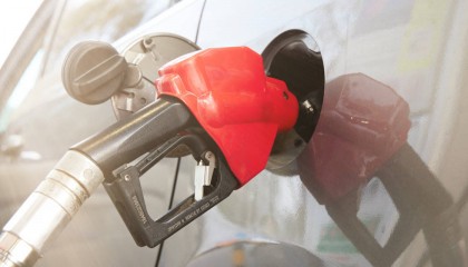 国家发展改革委：4月17日24时起，国内汽、柴油价格每吨分别降低480元和465元