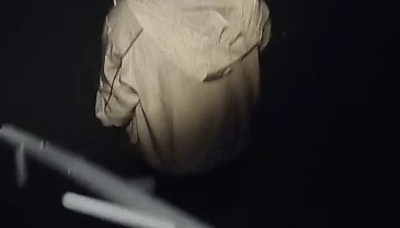 “听大哥的话！姑娘先上来！”长沙快递小哥深夜霸气劝导轻生女孩，一边营救一边报警