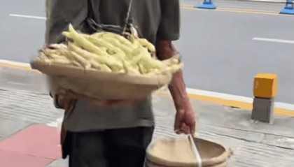 四川一大爷进城卖手工筲箕，卖不完就睡桥洞，拒绝好心女店主代卖，女店主干脆全部买下
