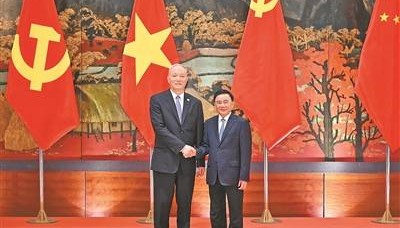 蔡奇同越共中央政治局委员、中央书记处常务书记陈锦绣举行会谈