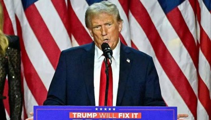 全球抛售美债，中国按兵不动，关键时刻，特朗普终于害怕了