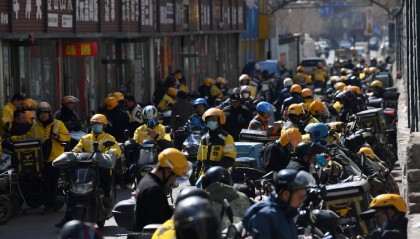 百万骑手上社保 挑战不止多花钱