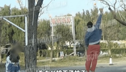 知名演员宁交罚款也要为女儿摘柿子引争议，网友吵翻了！