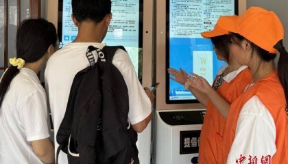 国庆假期江苏扬州开启“宠客”模式 千余名“小橙子”微笑上岗