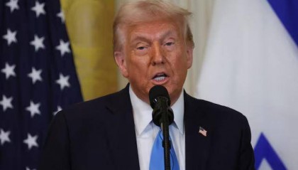 美国突发大规模内乱！50州同时发起抗议，特朗普下台一夜突响