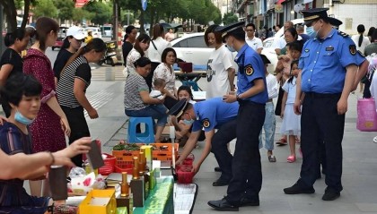 为什么国家允许摆地摊，城管却不让？背后究竟有何原因？