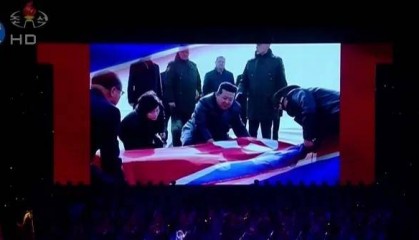 金正恩为棺木盖国旗画面曝光，韩媒：疑似悼念在俄阵亡军人