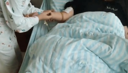 重庆15岁女孩遭母亲男友砍伤十多处 其父质疑：行凶者仅被行拘10天