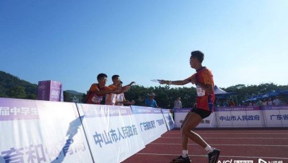 再破纪录！中山李依频摘得女子50米自由泳金牌