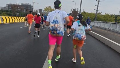 苏州马拉松一男一女将给选手的免费零食打包“负重”奔跑？主办方回应