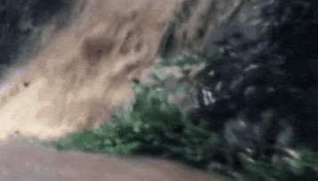 大峡谷漂流突降大雨，24岁女游客落水失联！亲属：仍在搜寻中