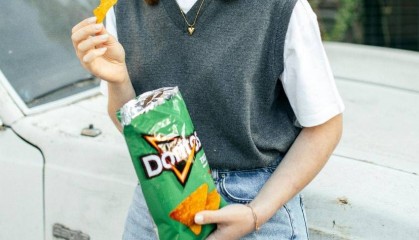 口袋里的零食被误判为枪支，美国一高中生被警察命令下跪