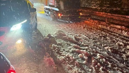 春运高峰局地下暴雪有人被堵高速 医生：谨防一氧化碳中毒