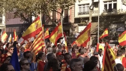 “要独立，不要统一！”40万人冲上街头示威，上演罕见一幕