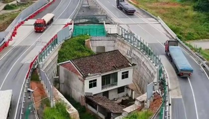 江西“金溪之眼”屋主一家人搬离，曾被称当地“最强钉子户”