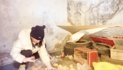 拿走无人区救命粮喂狗？一网红账号被封，当地回应