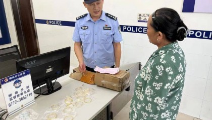 广西女子垃圾堆捡一堆黄金手镯，失主：价值近40万，员工误当垃圾丢弃