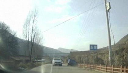 目击警车把农用车“别进”沟，男子称网上发视频后接警方“约谈”电话