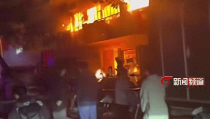 湖南一电动车行起火连烧5层楼，店主：电动车被烧毁四五百辆