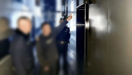 大理鹤庆县警方：两男子猥亵5名足浴店女技师，已被行政拘留