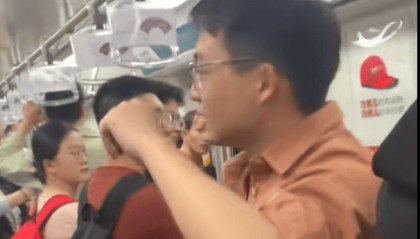 小伙在长沙地铁为女友求座，承诺“来武汉我让座”，网友喊话：想替他“还债”