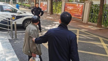 年近八旬老人退休金仅每月2000余元，竟被这个小伙子当成提款机