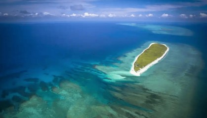 200米危险逼近！菲船“自杀式碰瓷”黄岩岛，现场画面轰动全球