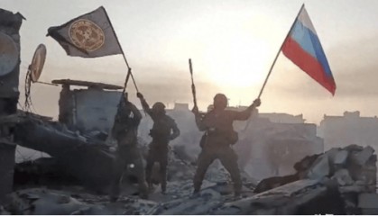 俄军40次冲锋攻入红军城！乌民众千人抗议逼宫，泽连斯基要下台？