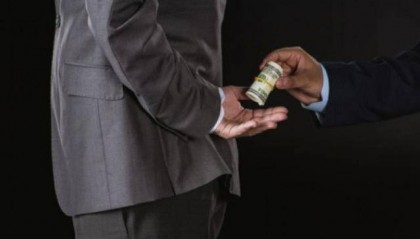 陕西一县医院原院长受贿126万元获刑，知名药企因核酸检测供材卷入