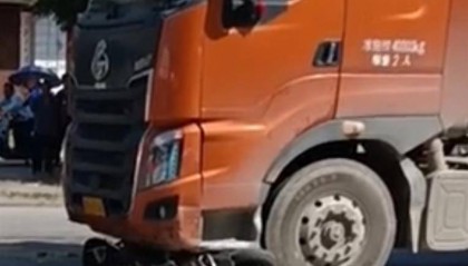 广西贵港一大货车与电动车相撞，殡仪馆称曾到场接遗体