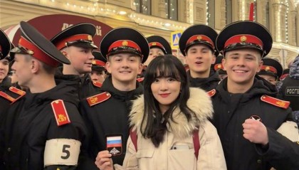 红场阅兵彩排暖心一幕：偶遇俄罗斯小孩哥送出袖章，中国留学生追着送上中国结作为回礼