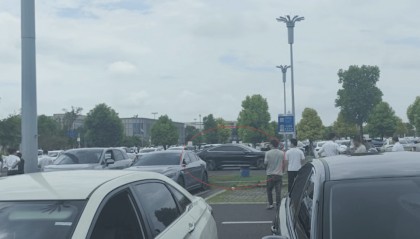 “司机吓懵了”，停车场内一比亚迪绕圈不止疑失控，成都警方：已处理