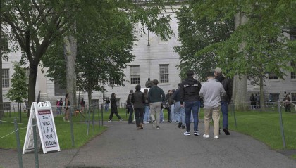 多方表达强烈不满，海外学生“去留两难”，美政府再施压哈佛交国际生资料